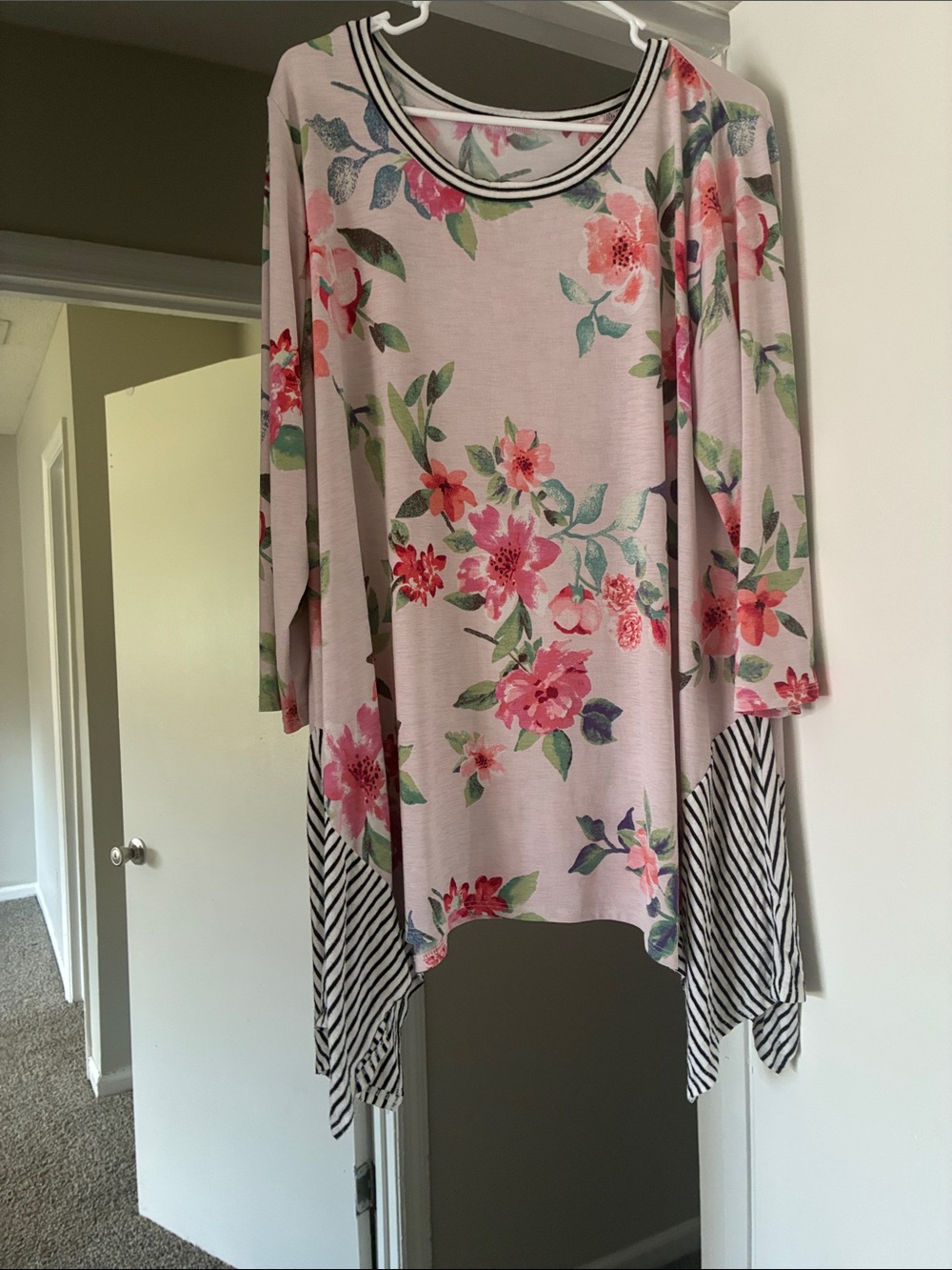 Floral and Striped Top 🤍🩷